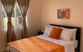 Lovely 2 Bedroom Apartment In Quiet Neighborhood!